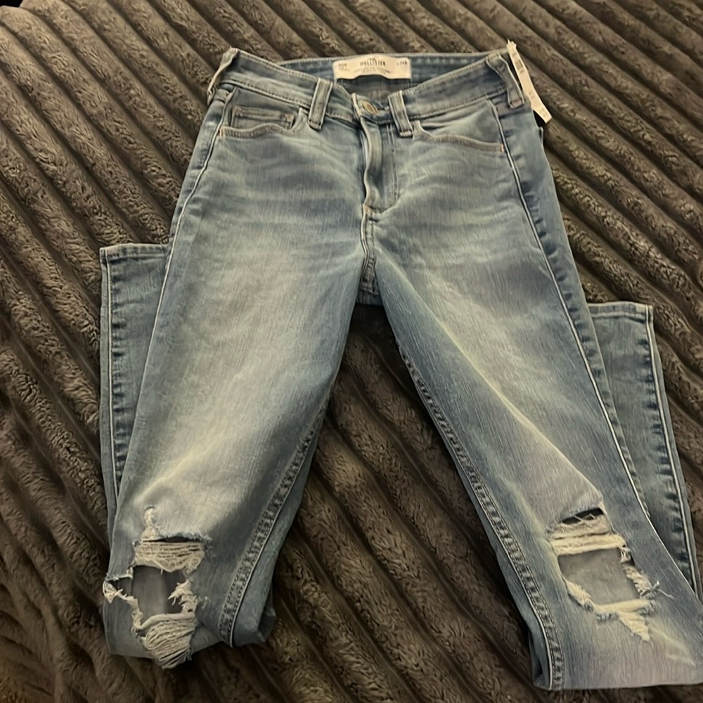 Hollister curvy high rise super skinny jeans rips in knees. Size 00r. NWT